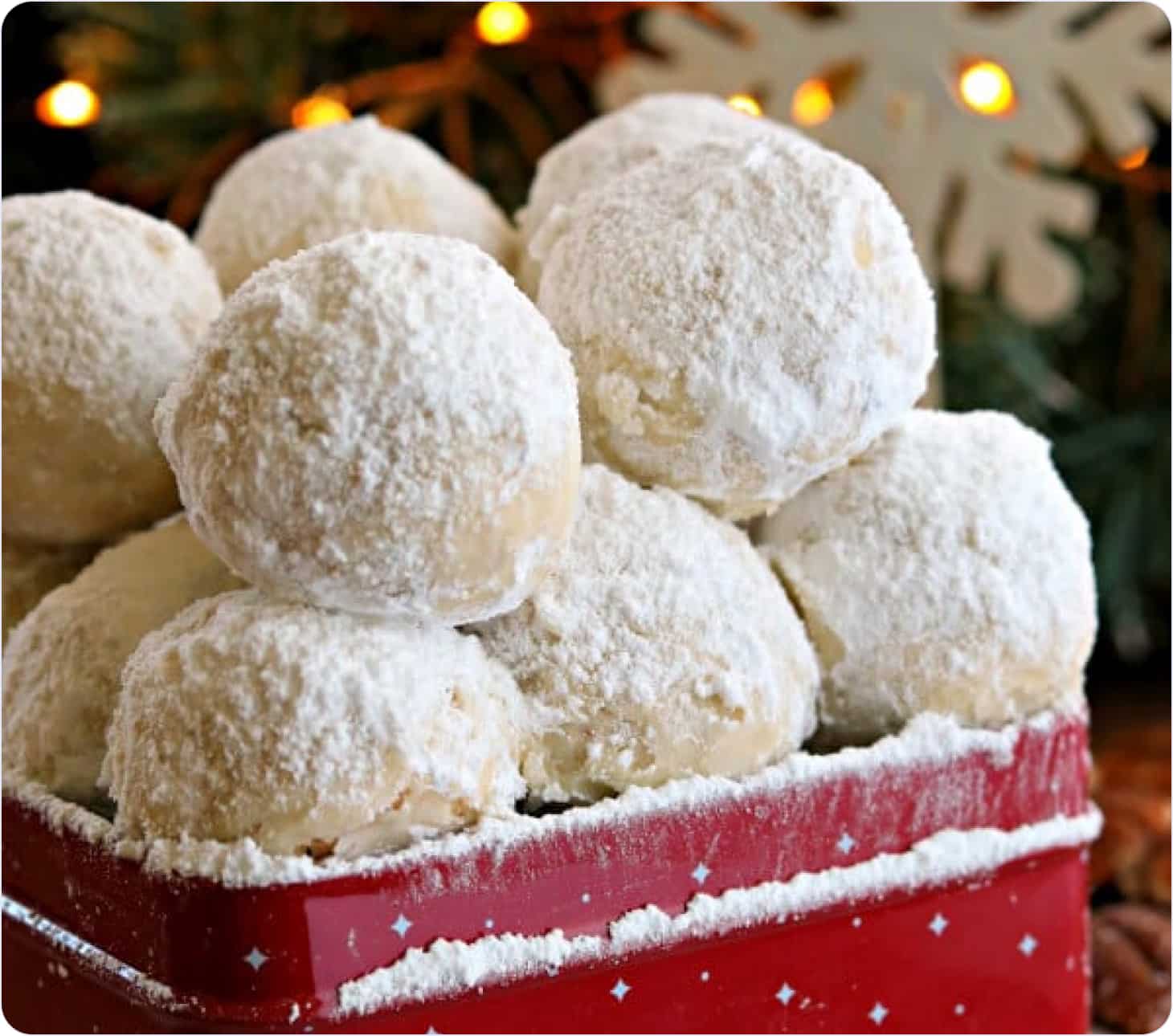 Cookies in the shape of balls sprinkled with powdered sugar