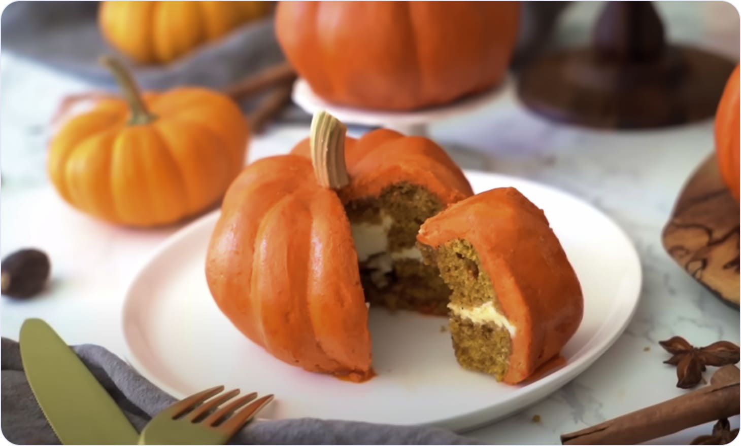 Mini pumpkin cakes