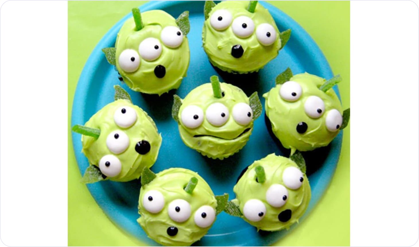 Green alien cupcakes decoration