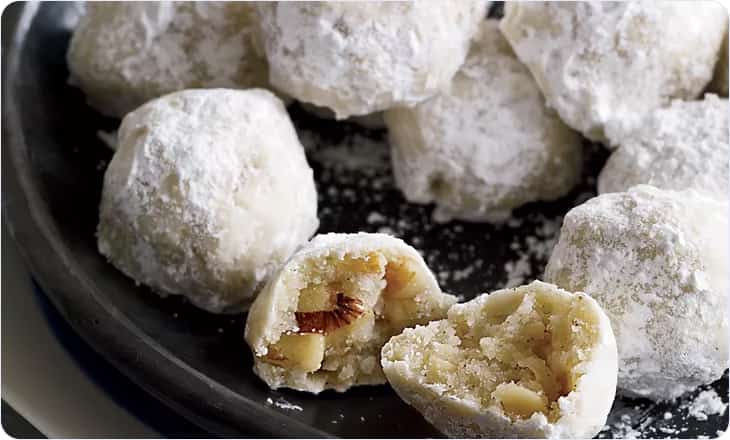 Cookies in the form of balls sprinkled with powdered sugar