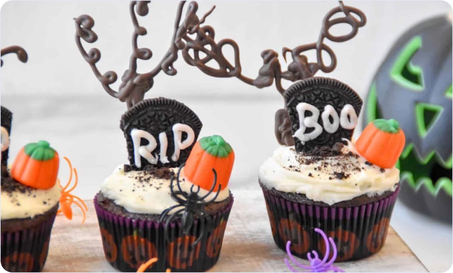 Graveyard cupcakes decoration