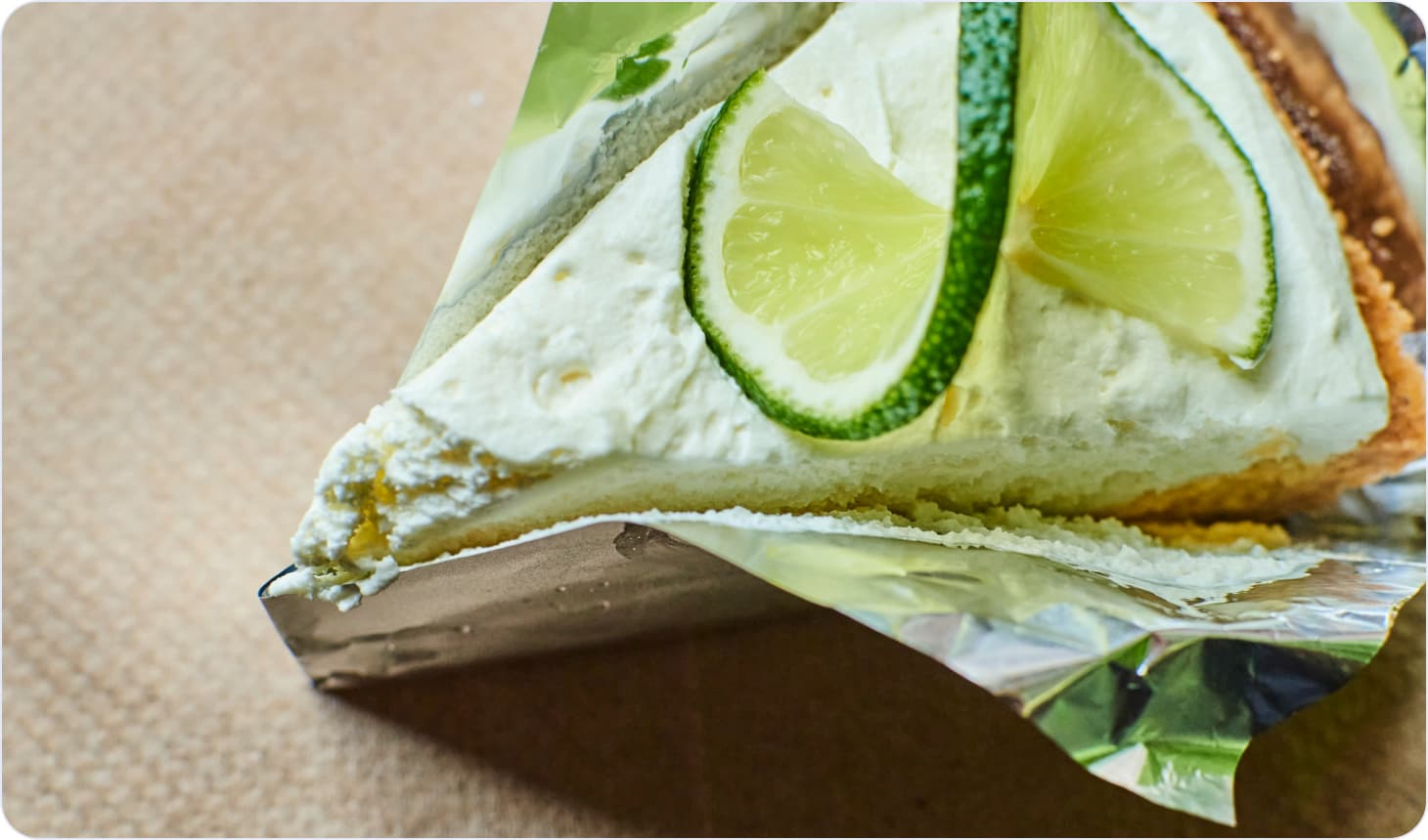 Cake with lime and avocado